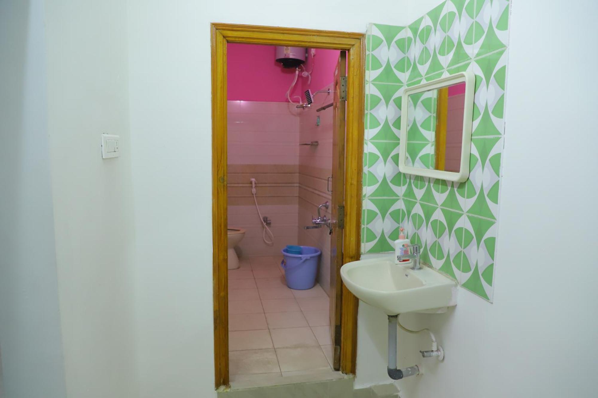 Nanda Mohan Homestay- Luxuries Ac Close To Alipiri Foothills-kapila Teertham And Iskcon Temple Homestay